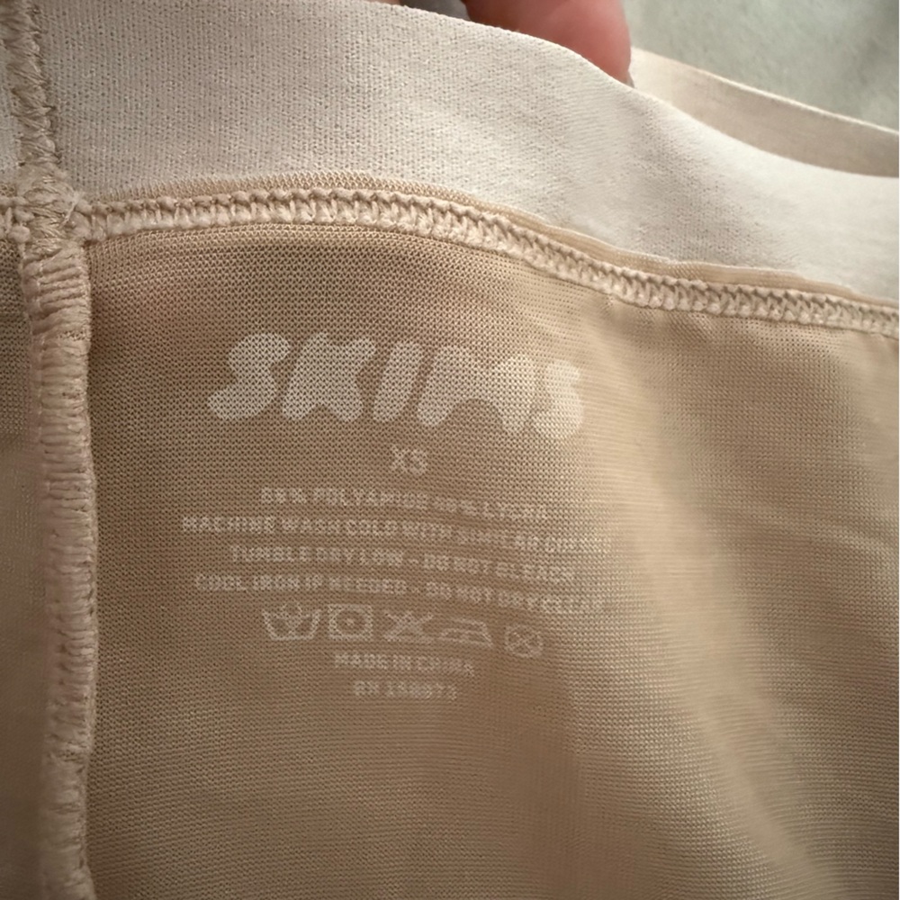 SKIMS Sculpting Mid Thigh Shorts – Size XS